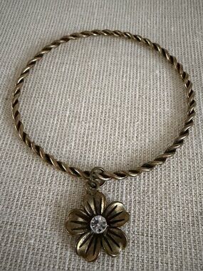 Vintage Style Gold-Tone Twisted Bangle Bracelet with Flower Charm